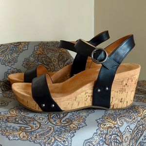 Abella True Comfort Daisy Wedge Sandal Black Cork 6W
